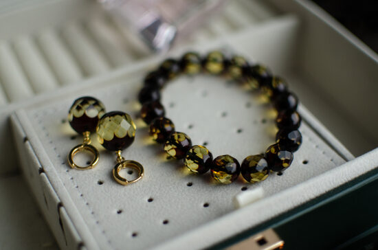 Dimanta mirdzums dzintarā 