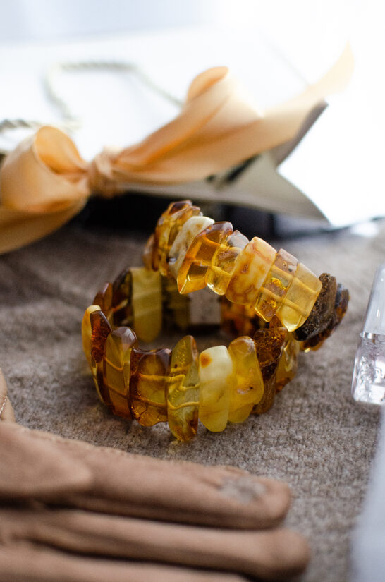 Klasiskā dzintara  rokassprādze  